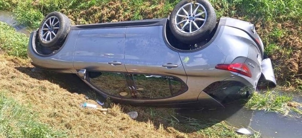 Perde il controllo dell'auto, esce di strada e si cappotta in un fossato