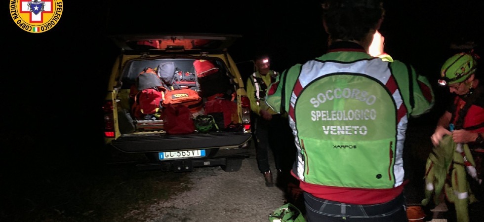 Finisce in un canalone insieme al cane e non riesce più a risalire: 19enne recuperato dall'elisoccorso insieme all'animale