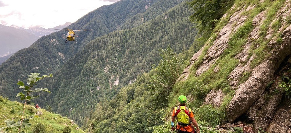 Si blocca su un ripido pendio roccioso: lancia via lo zaino e poi prova a scendere ma rischia di cadere nel vuoto e chiama