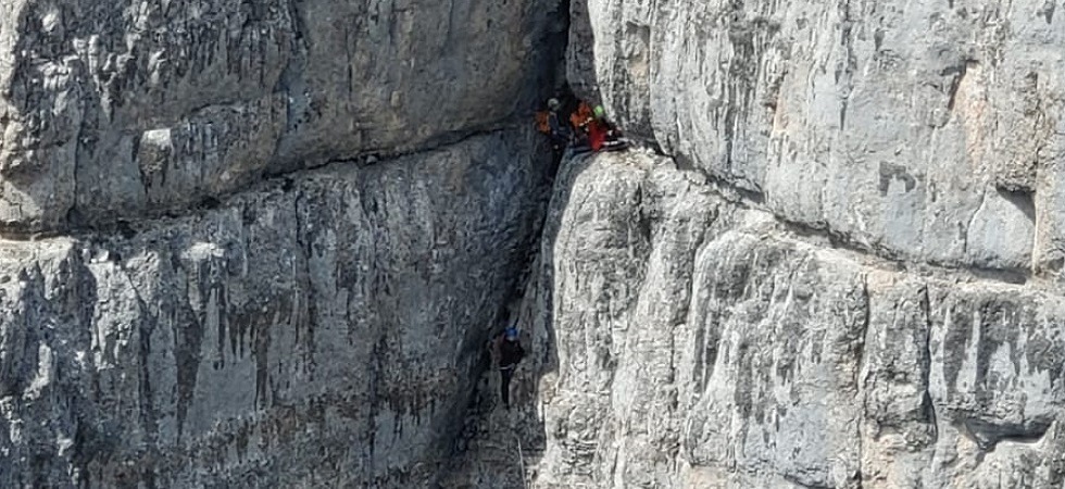Si infortuna sulla ferrata, gli operatori del soccorso alpino si calano 200 metri per salvare un 28enne