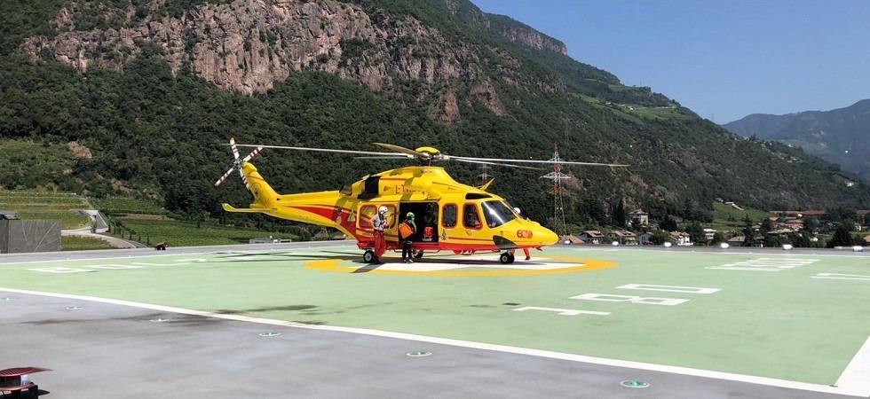 Tre turisti scivolano in montagna e sbattono la testa a terra