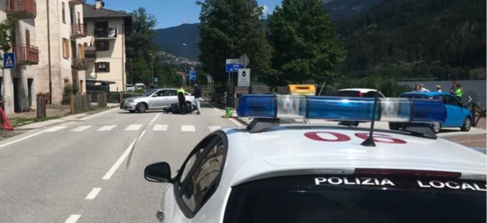 Schianto moto - auto, un motociclista di 26 anni finisce in ospedale