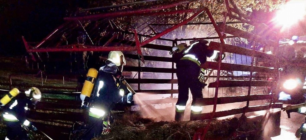 Le fiamme avvolgono il mezzo agricolo, una persona è rimasta ustionata