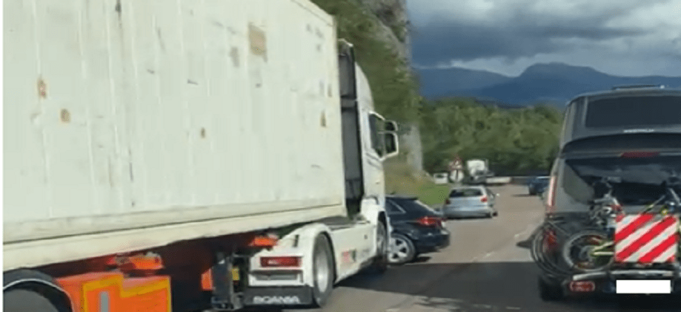 Incidente sulla Valsugana tra un'auto e un camion, traffico in difficoltà