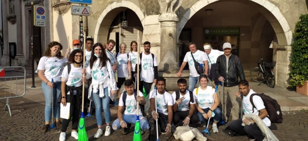 Ripulire Trento dai rifiuti e dai pregiudizi, gli ospiti del Punto d'Incontro scendono in campo per rendere la città di bella