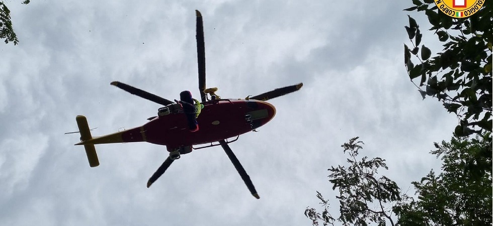 Tre escursionisti precipitano in un canalone: operazioni di ricerca in corso e si alzano in volo due elicotteri