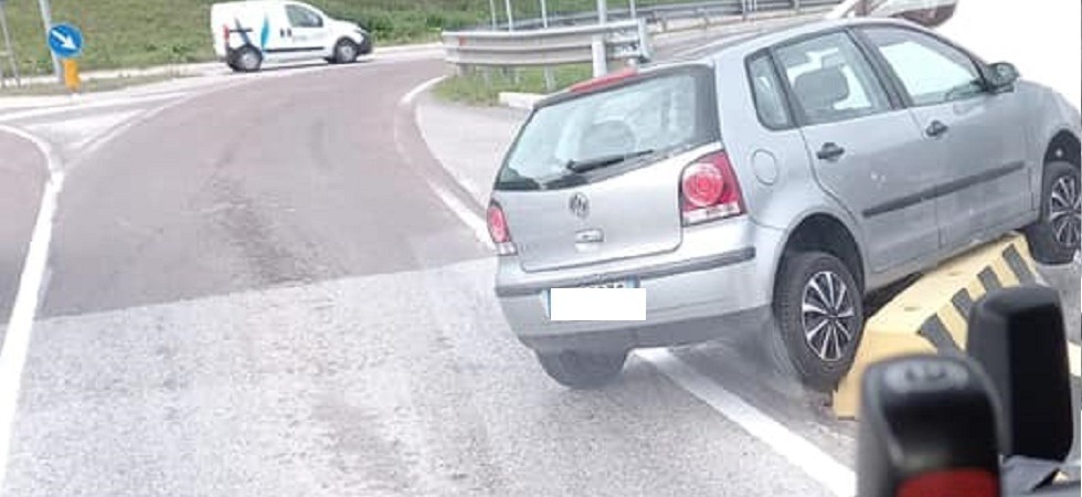 Perde il controllo dell'auto e finisce in bilico sul cordolo
