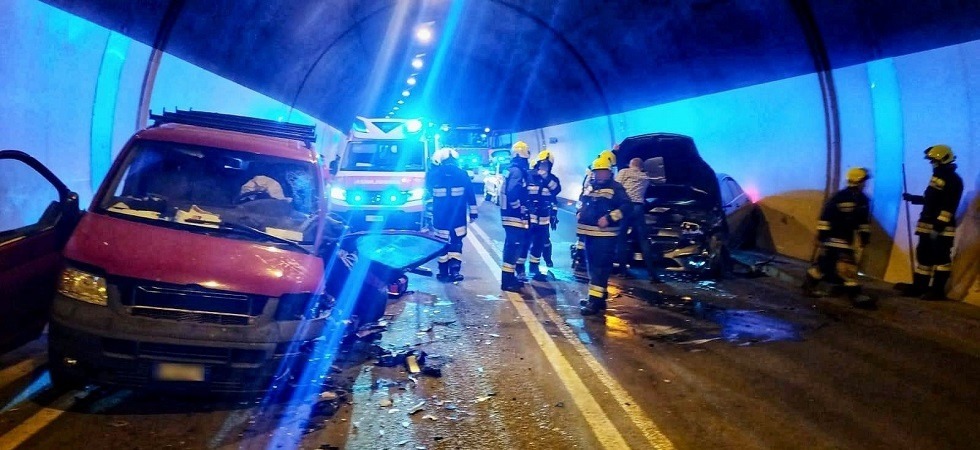 Violento frontale in galleria: due feriti trasportati d’urgenza in ospedale