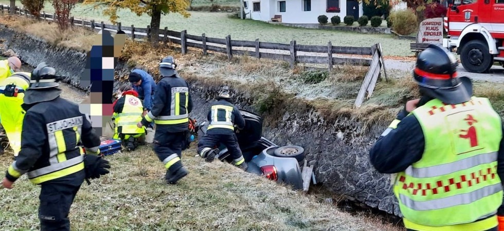 L'auto esce di strada, rompe la staccionata e finisce nel torrente dopo un salto di alcuni metri