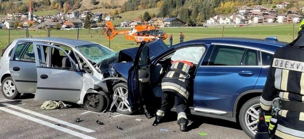 Due incidenti in rapida successione sulla stessa strada: c’è una vittima