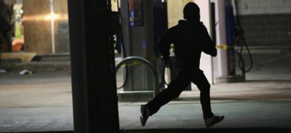 Sente dei rumori in cantina, scende e viene colpito al volto da un ladro e dopo l'inseguimento viene nuovamente atterrato