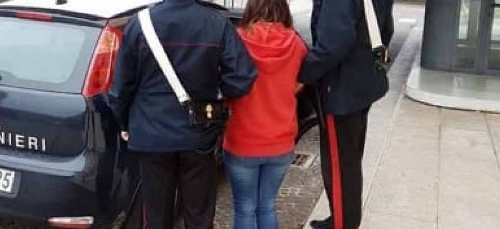 Si intrufolano nel bed and breakfast per rubare ma il proprietario le vede dalle telecamere, due sorelle ladre arrestate