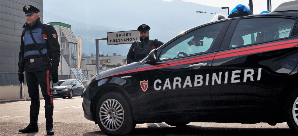 Scappa in auto dai carabinieri e si rifugia in casa, all'arrivo dei militari finge di essersi appena svegliato