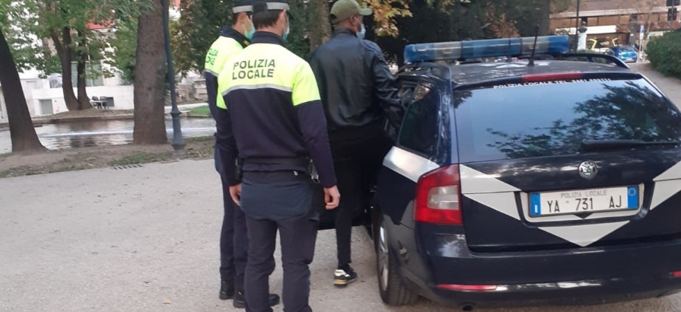 Spaccio in piazza Dante, eroina e hashish venduti a ragazzi e fermato pusher minorenne: 6 i denunciati in pochi giorni