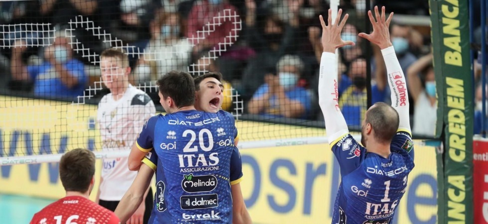 L'esultanza finale di Trentino Volley dopo la vittoria nel Derby dell'Adige contro Verona (foto Trentino Volley) L'esultanza finale di Trentino Volley dopo la vittoria nel Derby dell'Adige contro Verona (foto Trentino Volley)