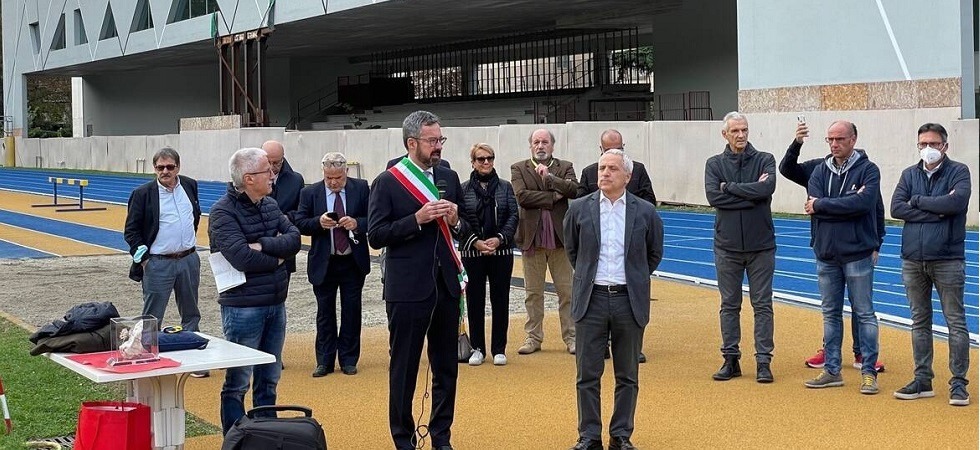 Tutti in posa con Malagò per la pista d'atletica ma sullo sfondo la tribuna è puntellata da oltre 2 anni