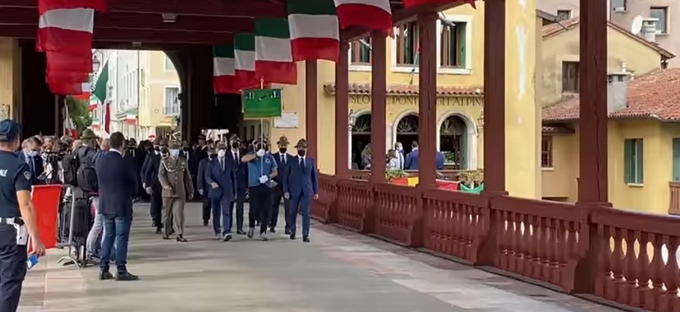 Dopo 7 anni di restauro gli Alpini tornano a sfilare sul loro ponte: oltre 800 penne nere in festa a Bassano