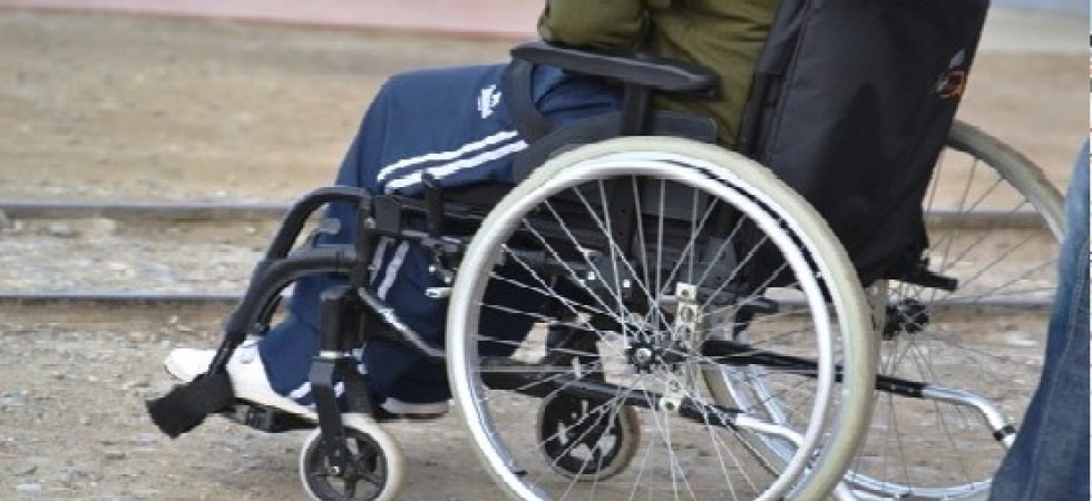 Appoggia il borsello sulla sedie a rotelle del figlio disabile ma una 25enne lo ruba: denunciata