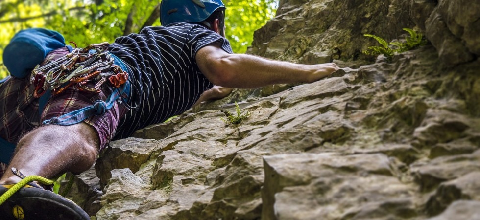 Perde l'appiglio mentre arrampica e precipita: interviene l'elisoccorso