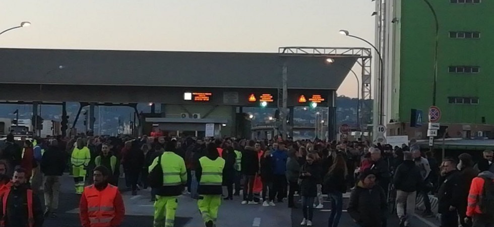 No Green pass, dopo le manifestazioni di Trieste c’è un focolaio fra i portuali: “Canti e urla hanno contribuito”