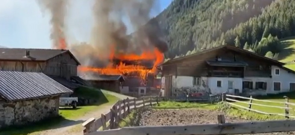 Incendio in un maso, la struttura è stata avvolta dalle fiamme