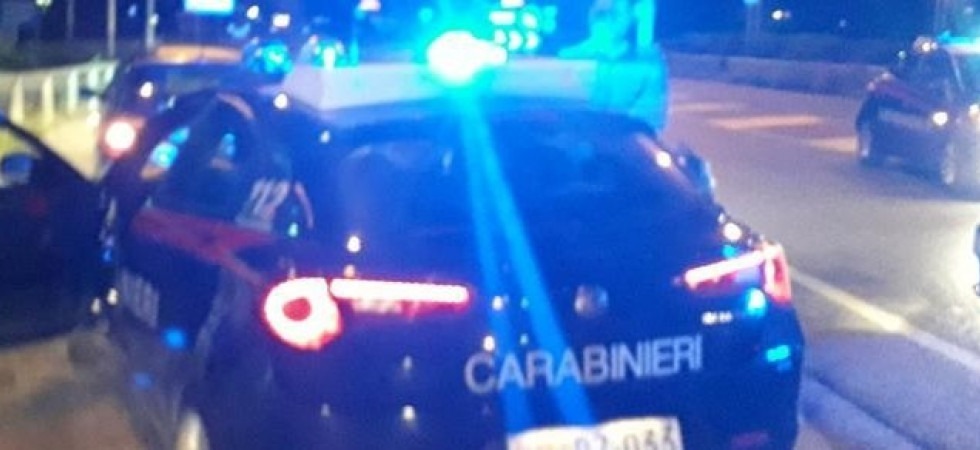 Paura nella notte, si schianta con l'auto dopo la fuga dai carabinieri