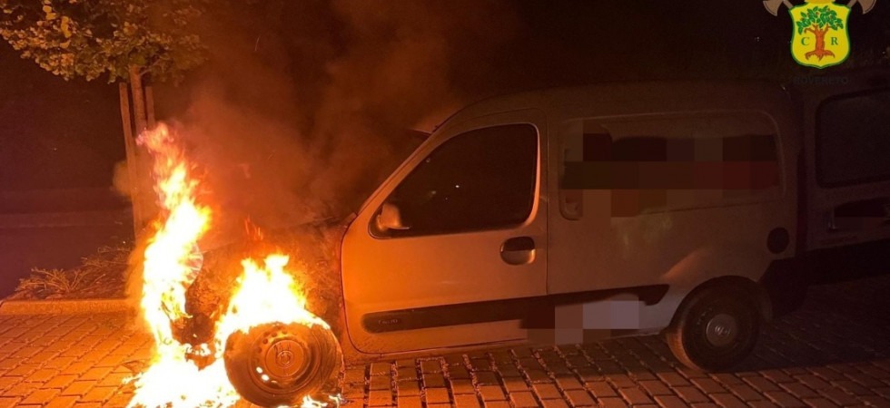 Prima il fumo e poi le fiamme avvolgono il vano motore del furgone, paura all'alba