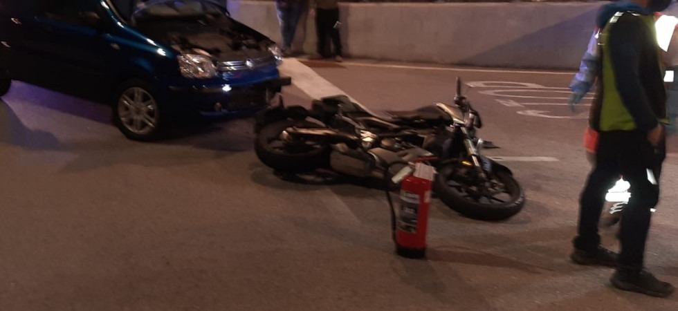 Schianto moto - auto, un ragazzo di 18 anni trasportato in ospedale