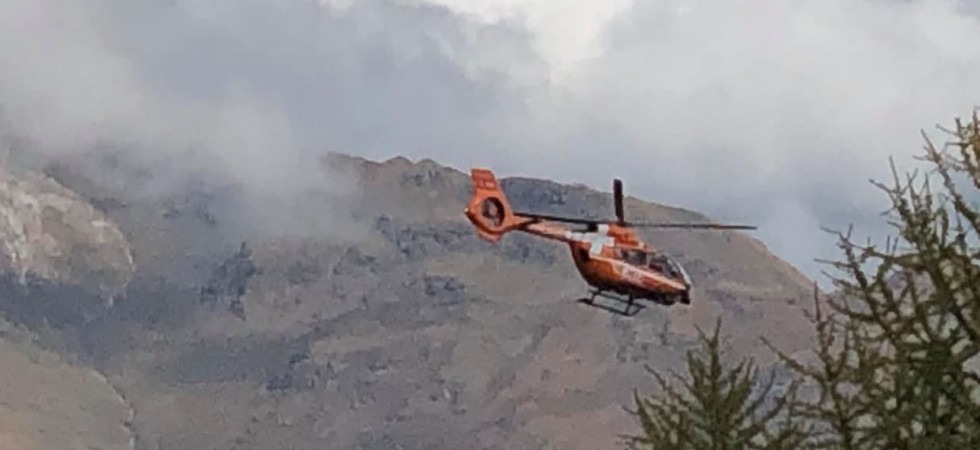 Tragedia in montagna, perde l'appiglio e precipita nel vuoto sotto gli occhi della moglie