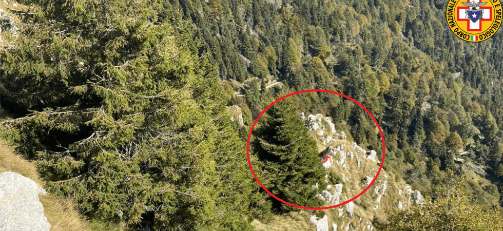 Parapendio precipita al suolo e rimane impigliato sui cespugli