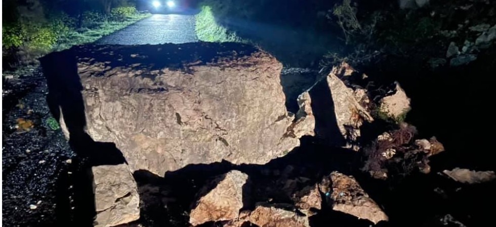 Due grossi massi piombano sulla strada per il Monte Baldo, vigili del fuoco e geologo sul posto