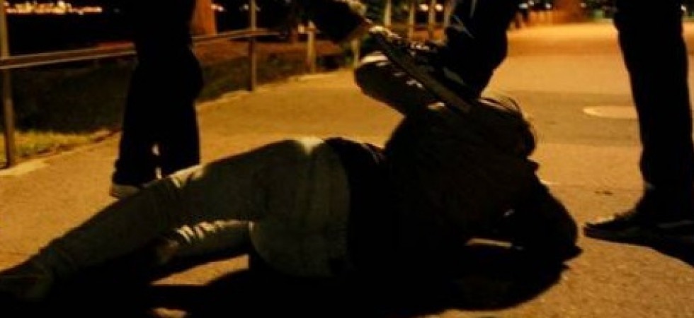 Aggressione alla fermata del bus, giovane gettato a terra, riempito di calci e pugni e derubato di cellulare