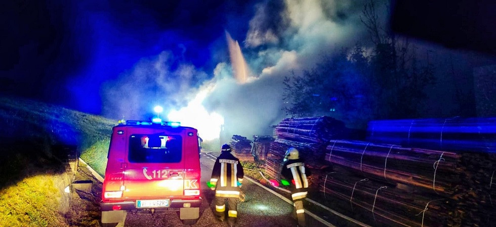 Incendio nella notte alla segheria: per tentare di domare le fiamme decine di vigili del fuoco sul posto