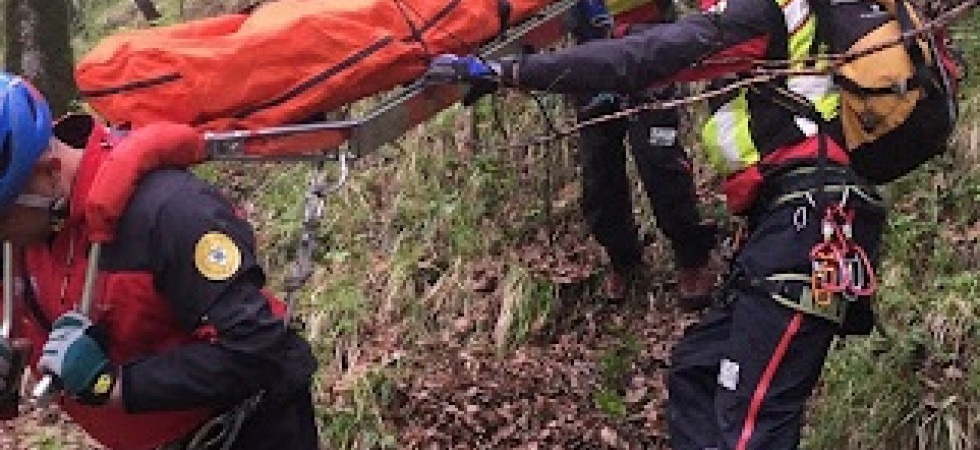 Scivola sul sentiero nel bosco e non riesce più a camminare, allarme per una 89enne