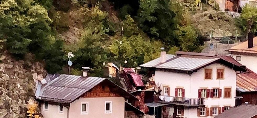 Esce di strada e precipita sulle abitazioni, muore un 70enne