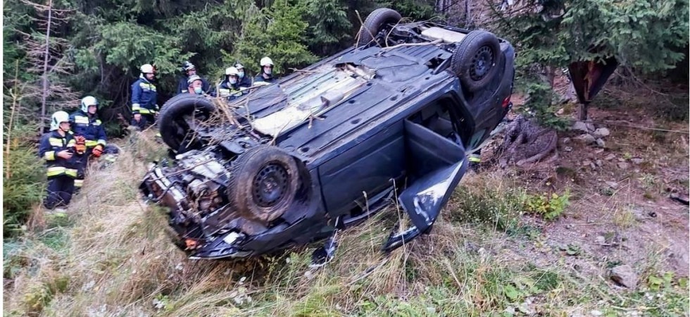 Perde il controllo dell'auto e si ribalta nel bosco