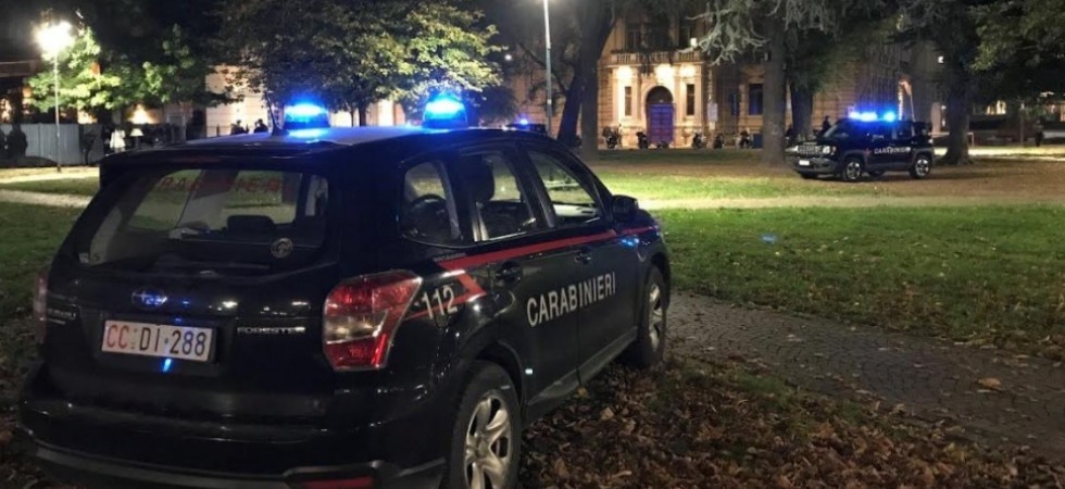 Prende una pietra e distrugge un garage