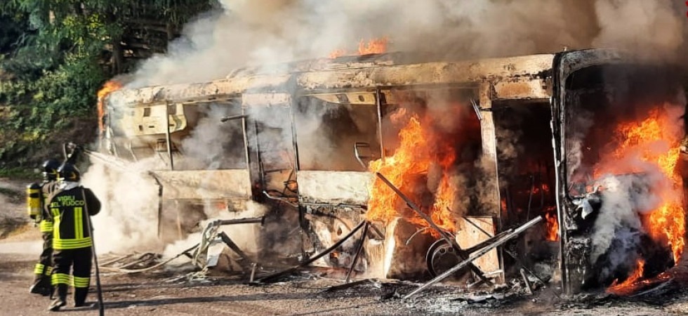 L''autobus viene avvolto dalle fiamme, paura per alcuni studenti: l'autista riesce a metterli in salvo
