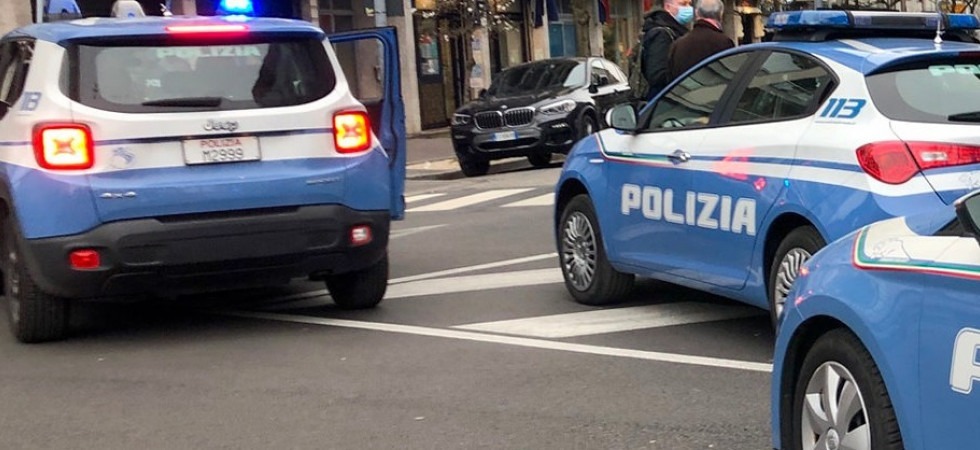 Aggredisce le forze dell'ordine, minaccia di morte i cittadini e alcuni li colpisce con un bastone