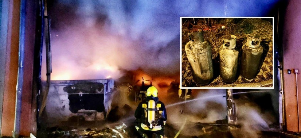 Incendio nella notte nel deposito di un centro commerciale, indagini delle forze dell'ordine