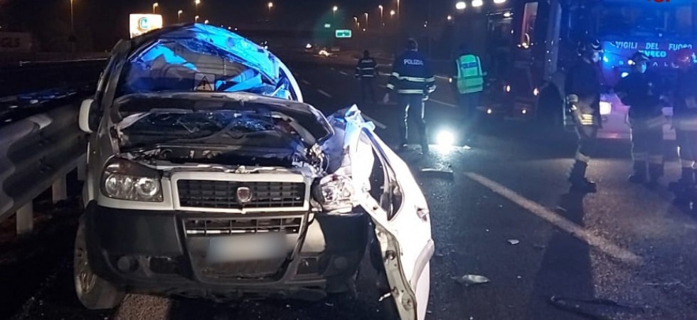 Tragedia in autostrada, è morto un ragazzo sbalzato dal mezzo e travolto dalle altre auto