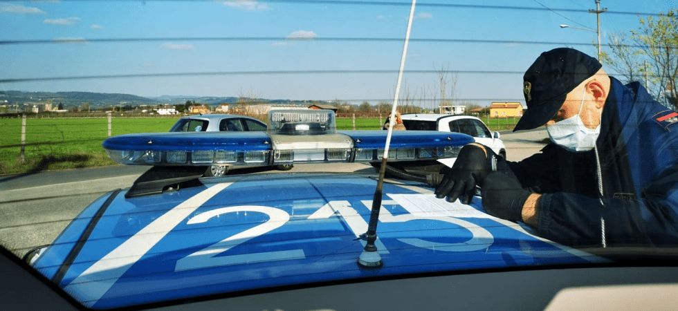 Sputa e si scaglia contro i poliziotti arrivati per soccorrere la compagna ferita