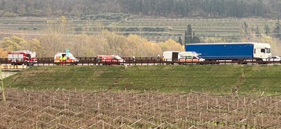 Schianto in A22 tra un furgone e un autoarticolato, una persona trasportata all'ospedale