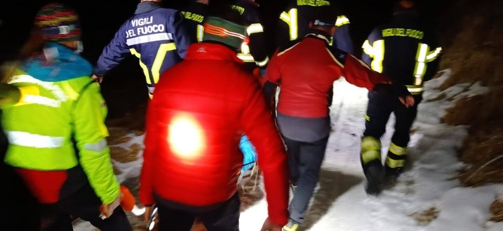 Si rompe una gamba scivolando durante un'escursione in solitaria e non può chiamare i soccorsi