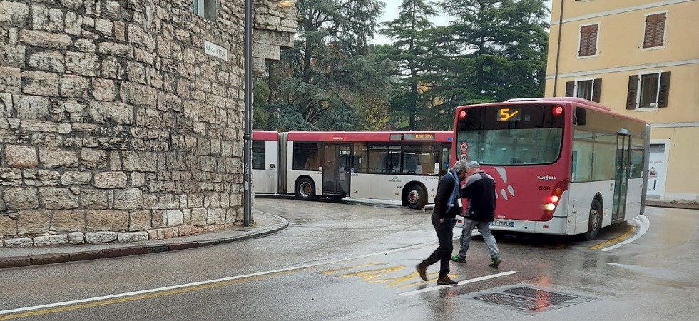 Due autobus autoarticolati si trovano in coda e non riescono a svoltare, traffico paralizzato a Trento