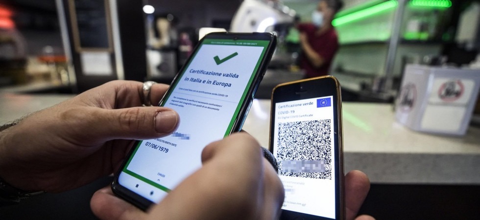 Mostra al gestore di un locale il green pass di un'altra persona