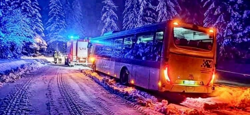 Autobus in panne dopo le prime nevicate: gli interventi nella notte dei vigili del fuoco