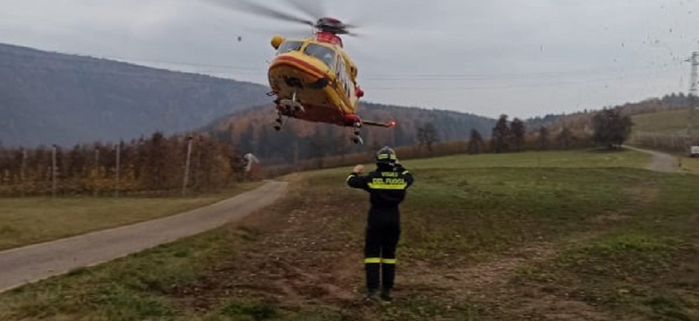 Accusa un malore e si accascia a terra nel piazzale di casa, una persona trasportata in elicottero all'ospedale di Trento