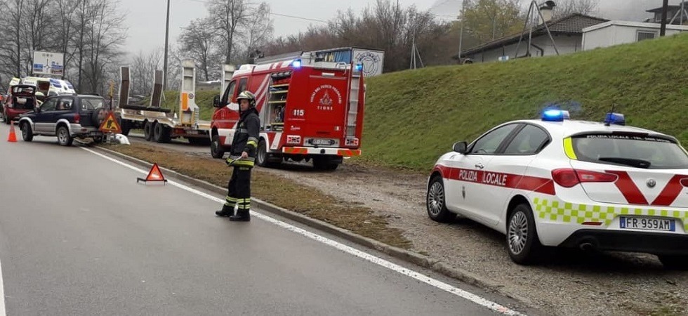 Perde il controllo del suv, si schianta frontalmente contro un'auto e va in testacoda