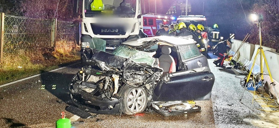 Perde il controllo dell'auto e si schianta contro un mezzo pesante, gravissimo incidente sulla statale del Brennero